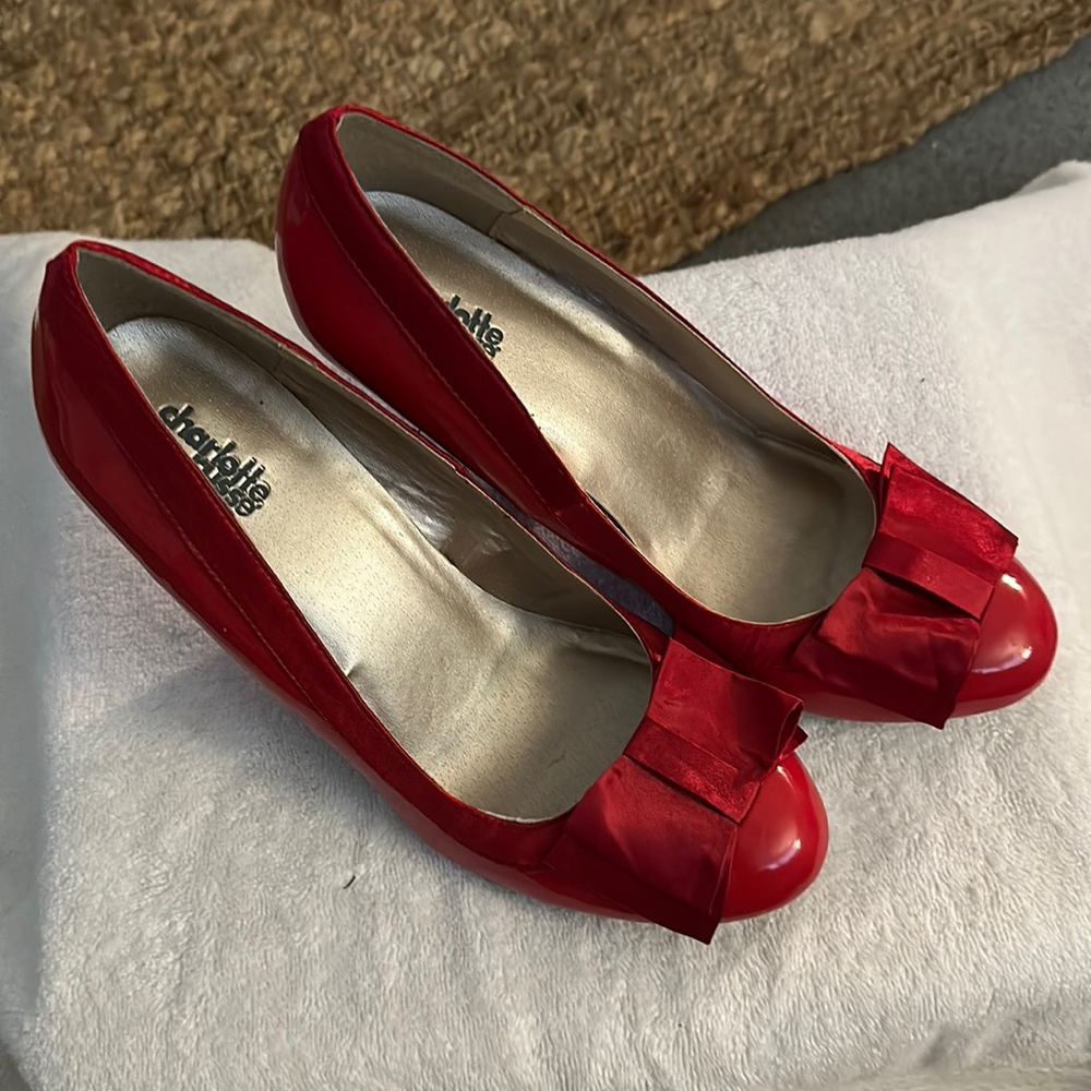 Womens red 4 1/2 inch heels sized 9